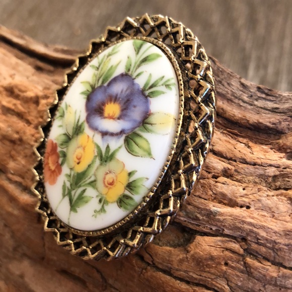 Vintage Floral Cameo Pin / Pendant Milk Glass - Picture 6 of 11